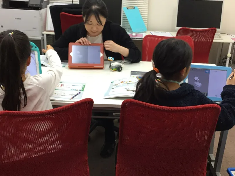 ロボットプログラミング体験家レッスンの様子　横浜市中区元町のプログラミング教室　プログラミングスクールシアル