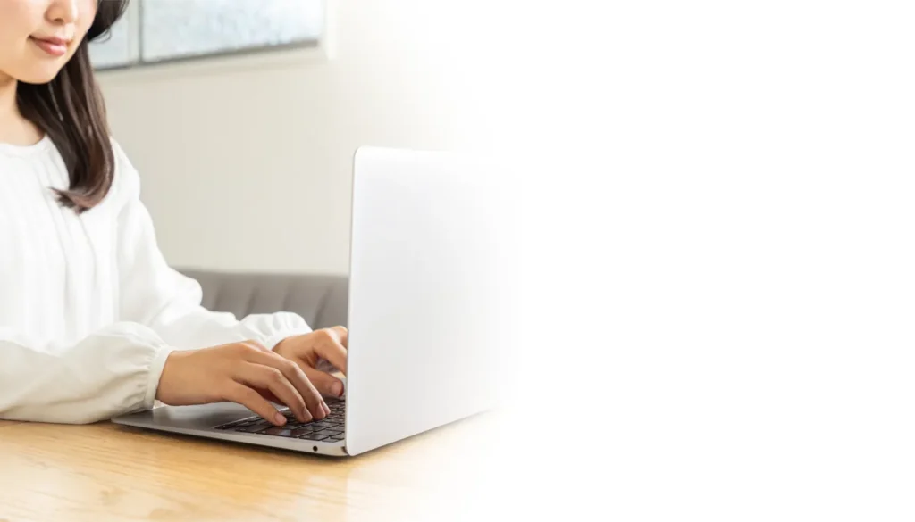 パソコンでキーボードを打つ女性 横浜 元町のパソコン教室 シアルパソコンスクール